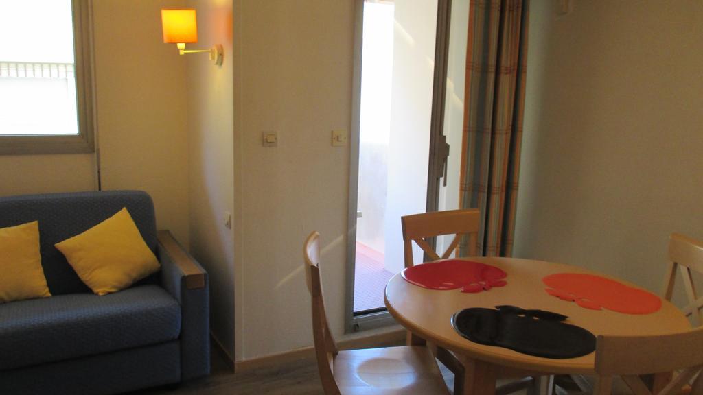 Promenade Des Bains Apartment Saint-Raphaël الغرفة الصورة